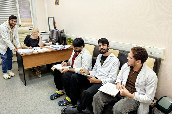 Врачи Сургутской травмбольницы провели цикл занятий по травматологии и ортопедии для студентов-медиков из Индии и Египта 