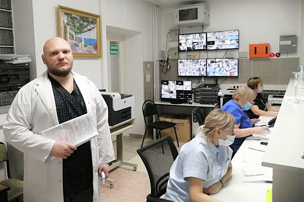 За спасение жизни и здоровья людей в условиях СВО. Врач Сургутской травмбольницы удостоен благодарности Минздрава Херсонской области