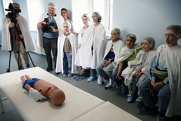 Откачать Гошу и наложить гипс другу. Во время экскурсии в Сургутскую травмбольницу школьники учились оказывать первую помощь