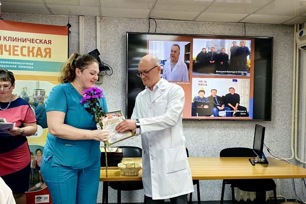 Более 130-ти сотрудников Сургутской травмбольницы получили награды накануне профессионального праздника
