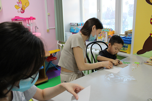 Новогоднее настроение - своими руками. Для юных пациентов травмбольницы провели творческий мастер-класс