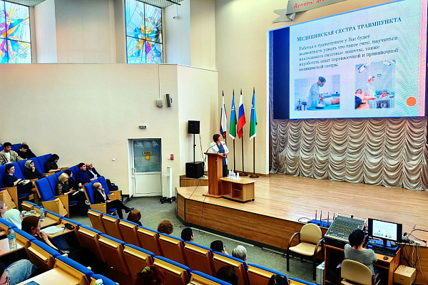 Интересную работу и профессиональный рост гарантируем. Будущим медсёстрам рассказали о вакансиях и условиях труда в Сургутской травмбольнице