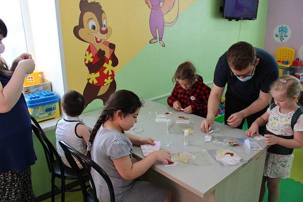 Из больницы - с любовью. Пациентам детского отделения травмбольницы помогли изготовить подарки для мам и бабушек