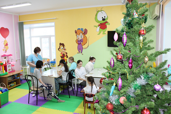 Новогоднее настроение - своими руками. Для юных пациентов травмбольницы провели творческий мастер-класс