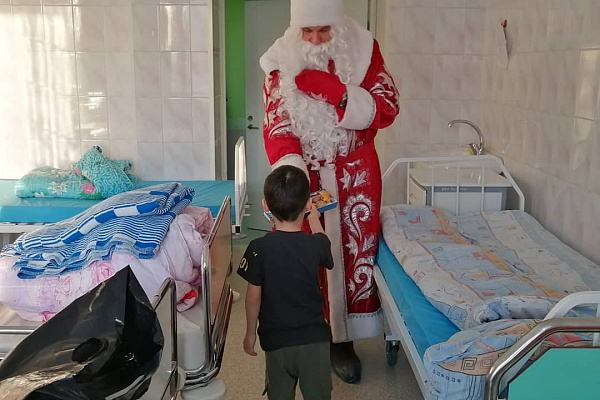 Всегда рады встрече! Пациентов детских отделений Сургутской травмбольницы вновь порадовал визит Деда Мороза 