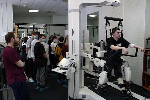 Во время экскурсий по травмбольнице сургутские школьники знакомятся с востребованными в современной медицине специальностями  