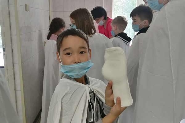 Учились накладывать гипс, общались с пациентами-сверстниками. Дети из центра «РУБУС» посетили Сургутскую травмбольницу