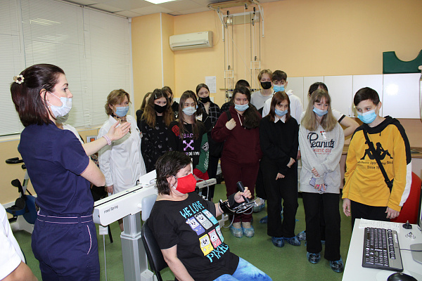 Во время экскурсий по травмбольнице сургутские школьники знакомятся с востребованными в современной медицине специальностями  