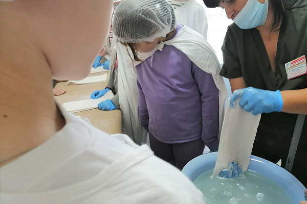 Откачать Гошу и наложить гипс другу. Во время экскурсии в Сургутскую травмбольницу школьники учились оказывать первую помощь