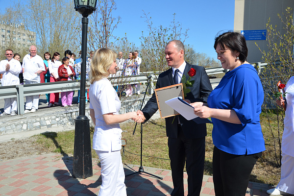 Урожай юбилеев! Поздравления с 55-летием принимает наш главный врач Дмитрий Гарайс