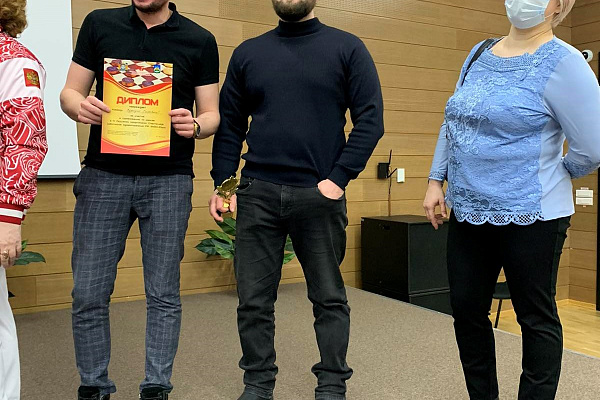 Врач Сургутской травмбольницы признан лучшим игроком в шашки среди медиков Югры