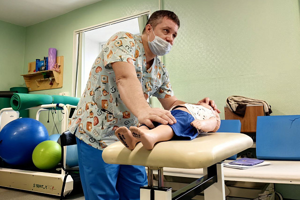 Сердечно-лёгочная реанимация и фиксация перелома. На экскурсии в Сургутской травмбольнице школьники учились оказывать первую помощь