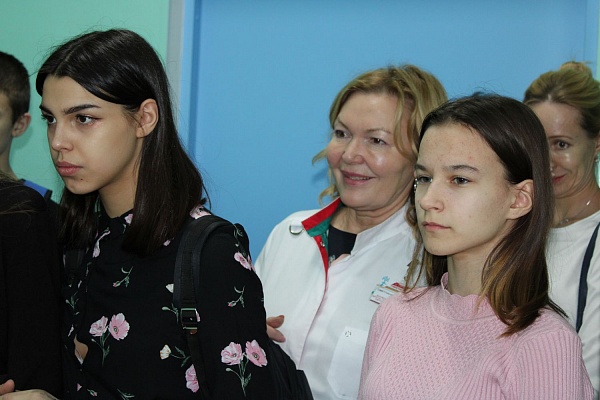 В Травмбольнице прошла экскурсия для учеников Технологической школы Сургута 