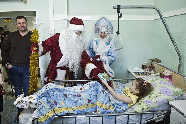 Пациенты детских отделений Травмбольницы совершили путешествие в «Зимнюю сказку»!