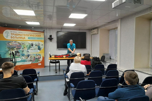 Средний медперсонал Сургутской травмбольницы учит волонтёров от «Единой России» ухаживать за пациентами и оказывать первую помощь
