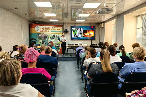 С начала года мошенники обманули сургутян на 280 миллионов рублей. О профилактике дистанционных преступлений говорили на встрече коллектива травмбольницы с полицейскими