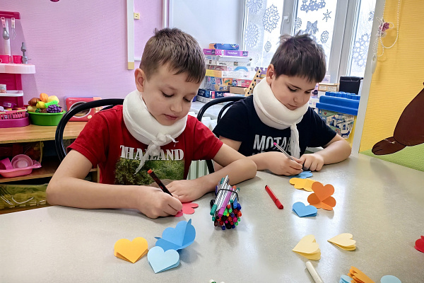 А у нас мастер-класс. В преддверии 23 февраля и 8 Марта пациентов детских отделений травмбольницы научили делать праздничные открытки-трансформеры