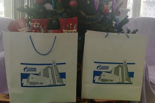 Всегда рады встрече! Пациентов детских отделений Сургутской травмбольницы вновь порадовал визит Деда Мороза 