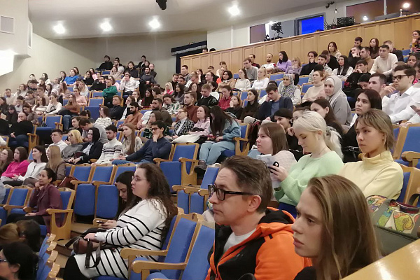 Звали на работу и в ординатуру. Руководители медицинских организаций Сургута встретились с выпускниками-медиками