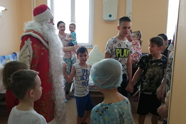 Волшебство с доставкой в палату. Лучший в мире Дед Мороз навестил юных пациентов Сургутской травмбольницы  