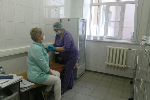 Держим противоинфекционную оборону. В Сургутской травмбольнице профилактика COVID-19 и гриппа - на постоянном контроле главного врача 