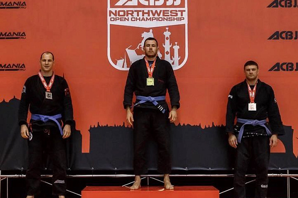 Утром – за операционным столом, вечером – на татами. Врач Сургутской травмбольницы стал 4-кратным чемпионом Югры по грэпплингу