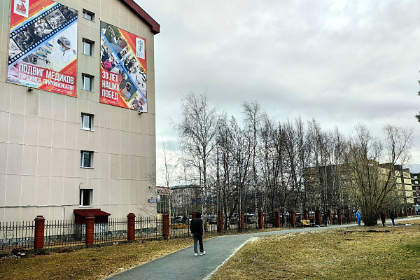 Уголки памяти, окна Победы, баннеры героизму медиков. В Сургутской травмбольнице завершилось праздничное оформление к 9 Мая