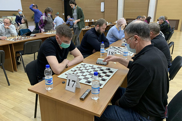 Врач Сургутской травмбольницы признан лучшим игроком в шашки среди медиков Югры