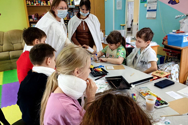 Письма надежды. Маленьких пациентов травмбольницы научили складывать фронтовые треугольники