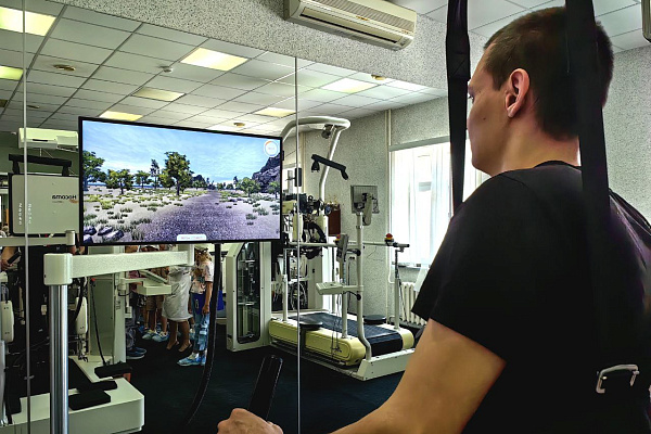 Во время экскурсии по травмбольнице школьники на себе опробовали тренажеры для реабилитации