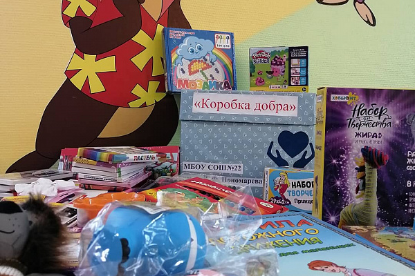 Волонтеры продолжают активно поддерживать всесезонную акцию «Коробка храбрости» и радовать юных пациентов Сургутской травмбольницы 