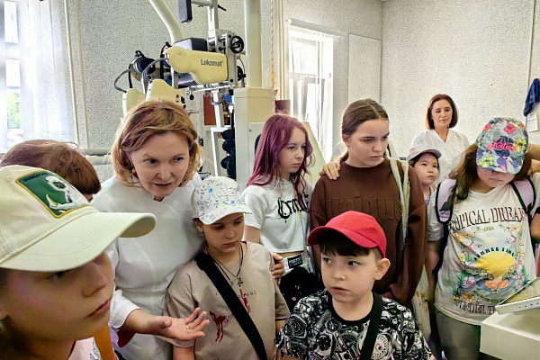 Во время экскурсии по травмбольнице школьники на себе опробовали тренажеры для реабилитации