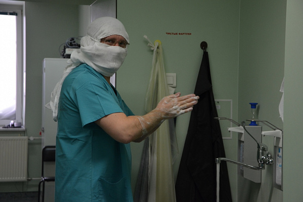 По воле случая и по зову сердца. История знакомства с профессией от заведующего нейрохирургическим отделением экстренной помощи Романа Касича