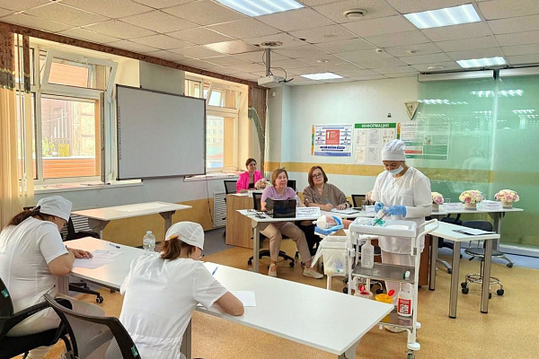 Главная медсестра травмбольницы оценивает уровень первого выпуска специалистов по сестринскому делу Сургутского института экономики, управления и права