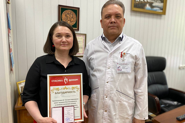 Во всемирный День донора крови сотрудница Сургутской травмбольницы получила почетное федеральное звание