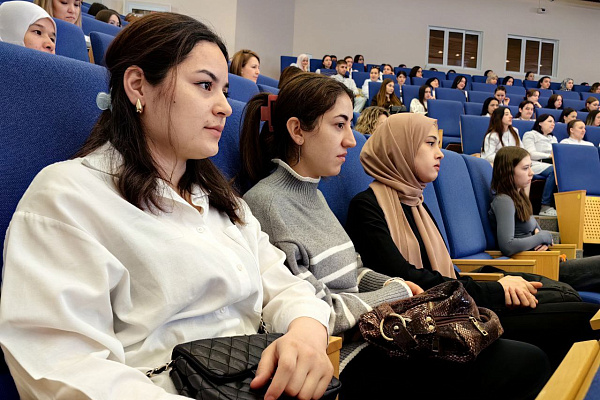 Интересную работу и профессиональный рост гарантируем. Будущим медсёстрам рассказали о вакансиях и условиях труда в Сургутской травмбольнице