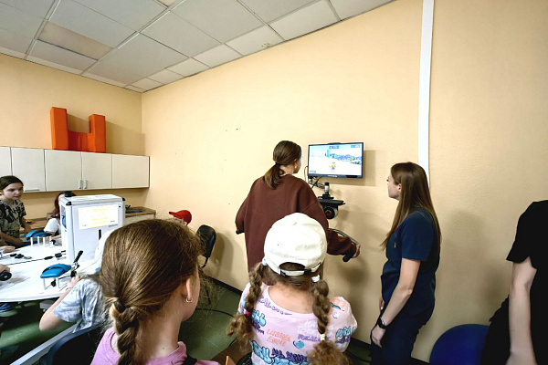 Во время экскурсии по травмбольнице школьники на себе опробовали тренажеры для реабилитации