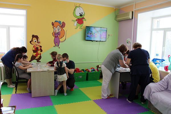 Из больницы - с любовью. Пациентам детского отделения травмбольницы помогли изготовить подарки для мам и бабушек