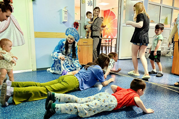 Пациенты детских отделений Сургутской травмбольницы принимают поздравления с Новым годом от разных организаций