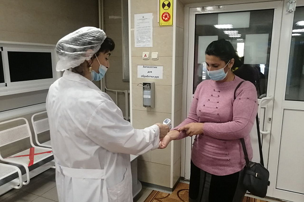 Держим противоинфекционную оборону. В Сургутской травмбольнице профилактика COVID-19 и гриппа - на постоянном контроле главного врача 