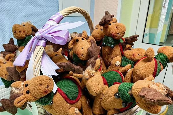 Митрополит Ханты-Мансийский и Сургутский Павел поздравил с Рождеством пациентов и коллектив детских отделений Сургутской травмбольницы