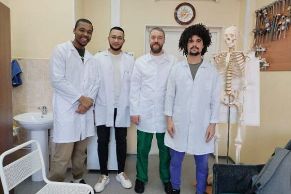 Врачи Сургутской травмбольницы провели цикл занятий по травматологии и ортопедии для студентов-медиков из Индии и Египта 