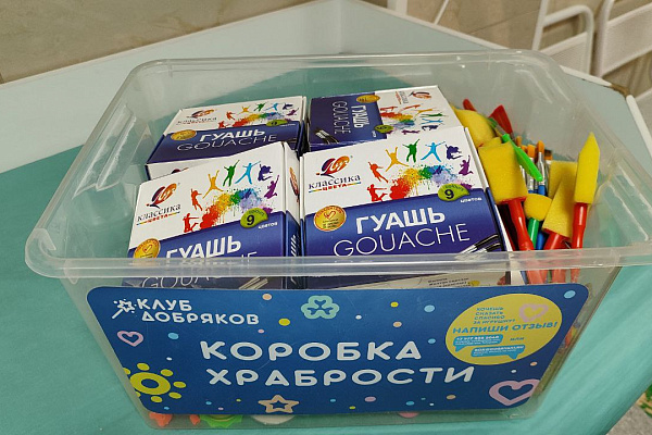 Юные десантники и автоинспекторы поздравили с Новым годом пациентов и персонал Сургутской травмбольницы