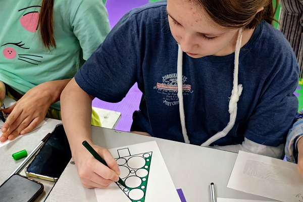 Помогал «Счастливый художник». Маленькие пациенты травмбольницы написали письмо Деду Морозу