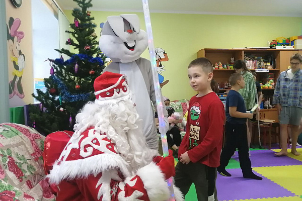 Заглянул в каждую палату.  Дед Мороз навестил детские отделения Сургутской травмбольницы