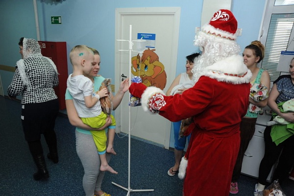 Рождественские встречи! Воспитанники Воскресной школы храма свт. Луки посетили маленьких пациентов