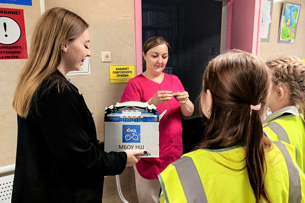 Юные десантники и автоинспекторы поздравили с Новым годом пациентов и персонал Сургутской травмбольницы