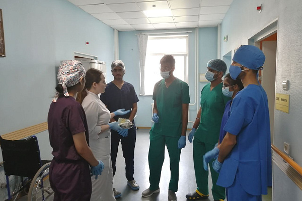 И снова здравствуйте! Иностранные студенты Мединститута СурГУ вернулись в Сургутскую травмбольницу на очередную практику
