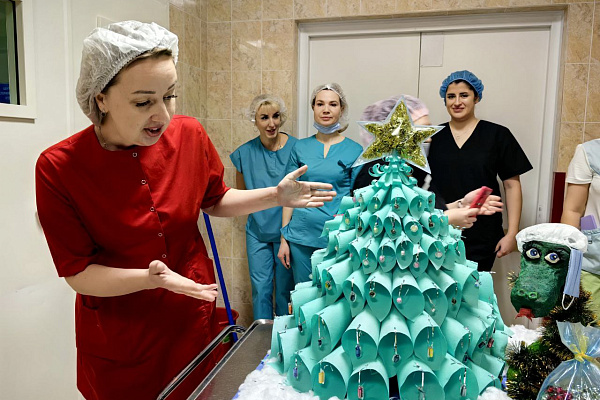 Ангелы из масок, гирлянды из пробирок. В Сургутской травмбольнице прошёл конкурс на самое оригинальное украшение отделения 