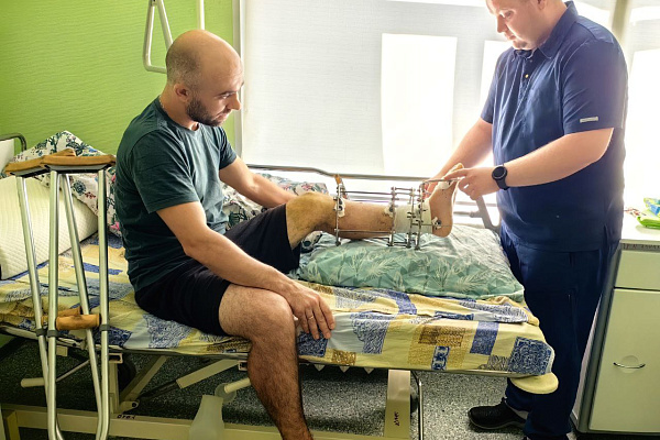 Строил баню – едва не остался инвалидом. В Сургутской травмбольнице экстренно спасали ногу мужчине, поранившемуся болгаркой